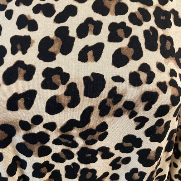 Chicos, scoop, neck, 3/4 sleeve, leopard top. Size 1 (6-8) - Picture 4 of 5